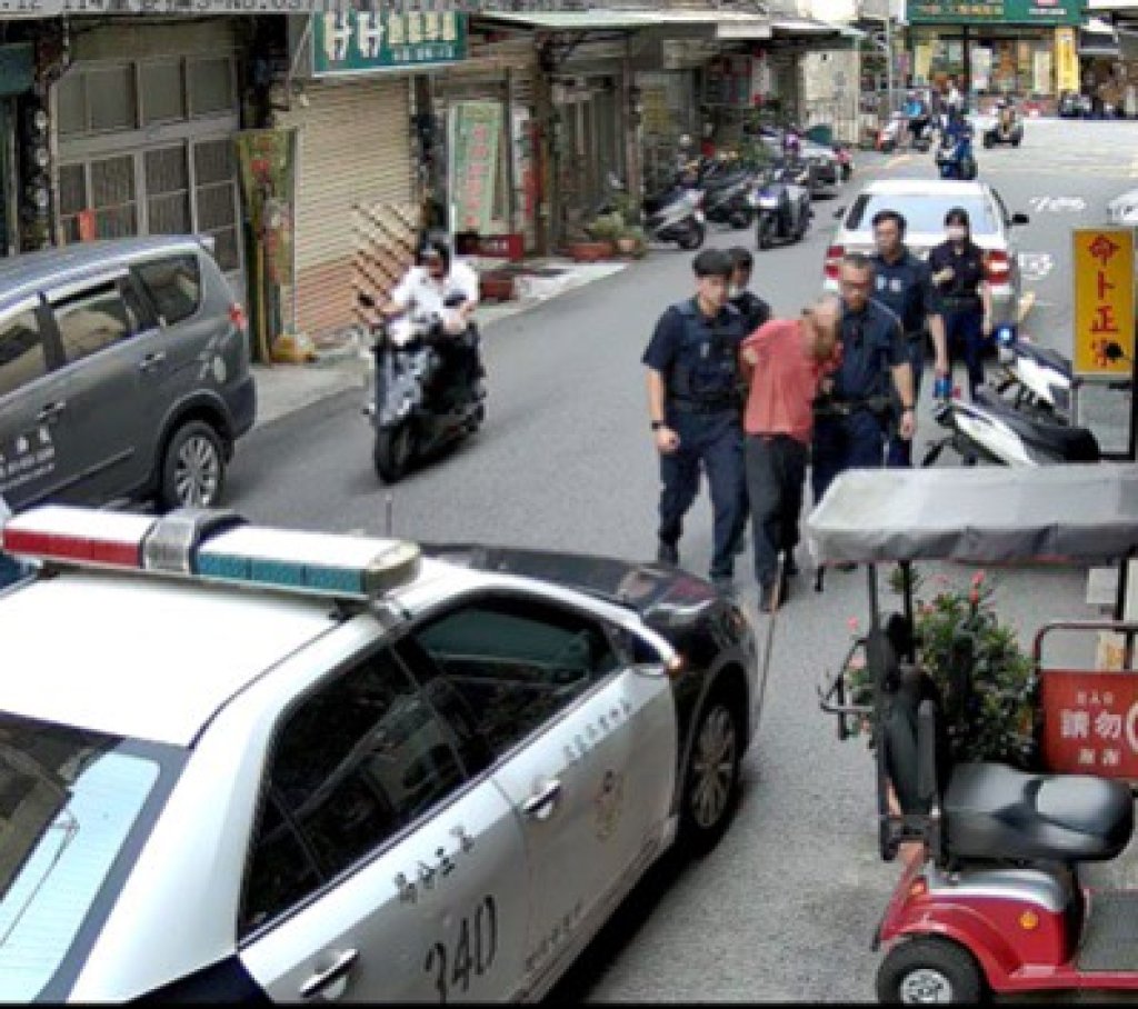 酒駕撞6車逃逸躲人群！　警方鷹眼揪出逮捕
