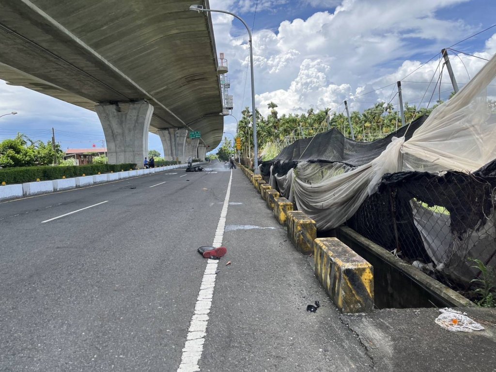 國道三號南州段平面道路死亡車禍！　機車撞路緣石墩騎士摔落水溝死亡