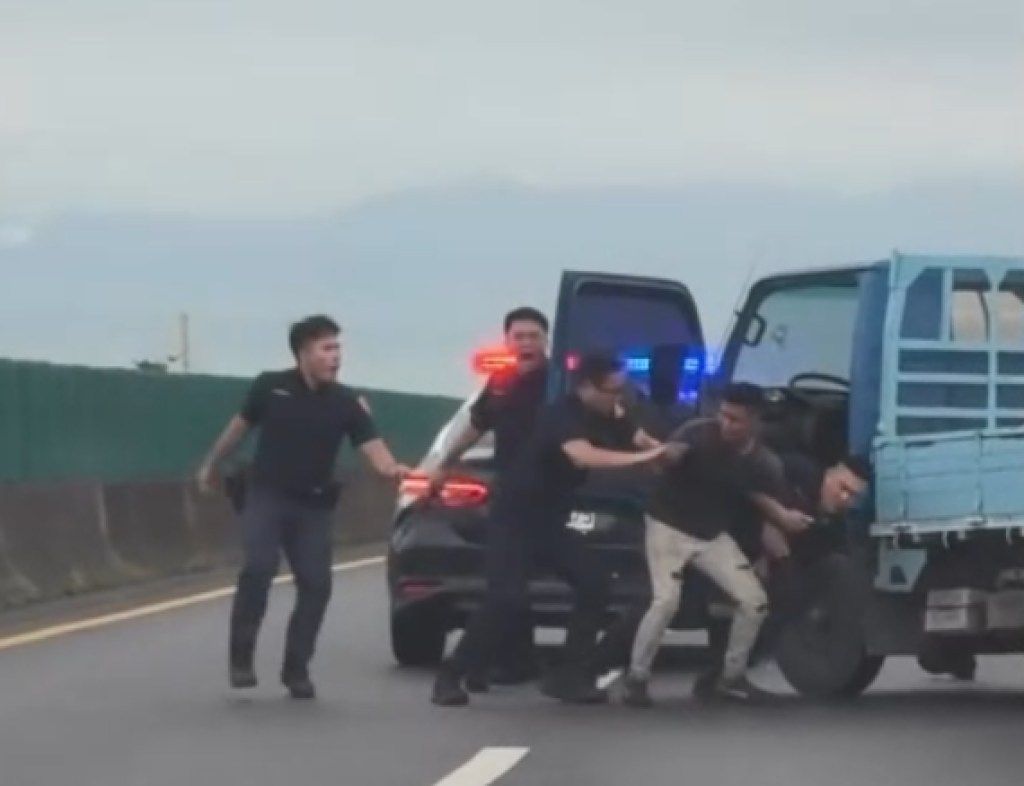 台82線攔車逮人！貨車拒絕警方盤查逃逸　朴子分局警車攔截圍捕
