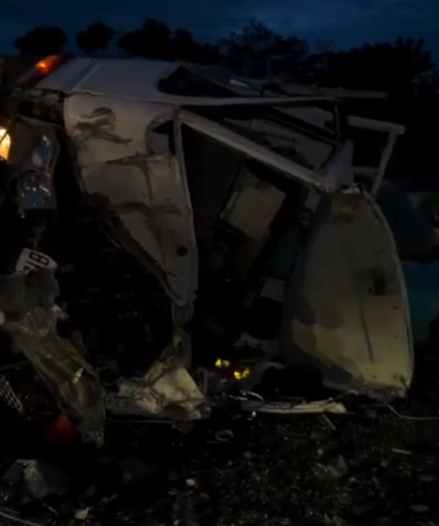 國道小貨車撞護欄翻覆再遭兩車追撞！　釀3人受傷