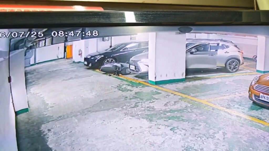影／停車位內停汽車加機車　隔壁車開出「撞倒機車」！疑機車車主PO文問：這種情形怎麼處理