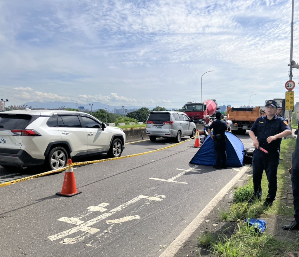 土城機車女騎士遭砂石車輾斃！　兩車擦撞機車倒地釀慘劇 