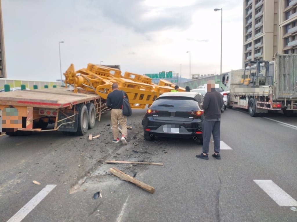 快訊／開到一半噴血滴子！國10聯結車載機具掉落　3車瞬間遭殃