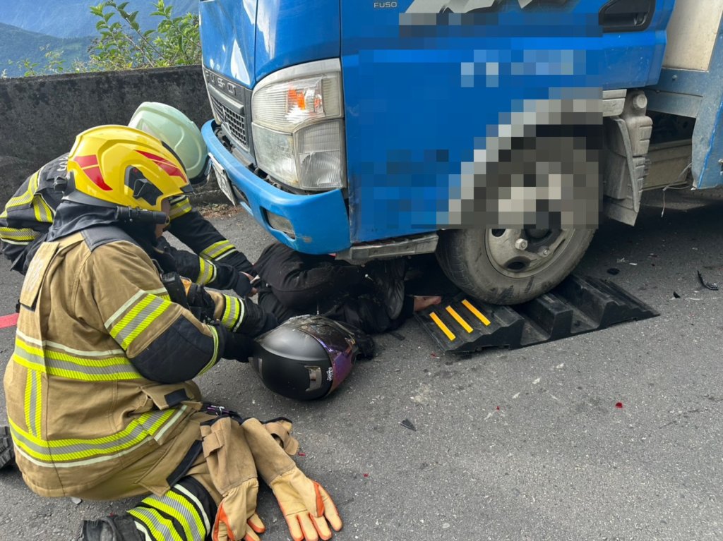 機車騎士台14甲線對撞小貨車　重傷搶救仍不治　警籲山區行車減速慢行