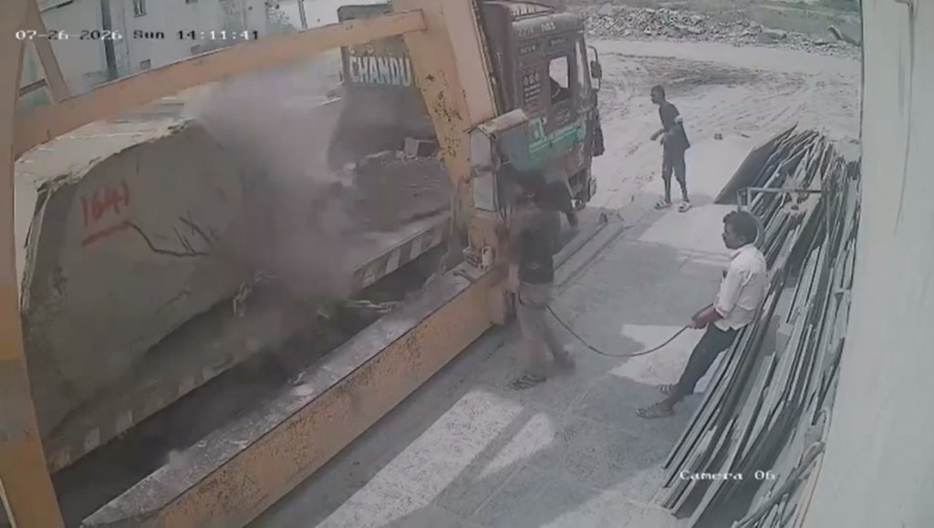 影／沒戴安全帽遭重創！印度花崗岩加工廠工人「遭斷裂鏈條擊中」　頭部重傷送醫