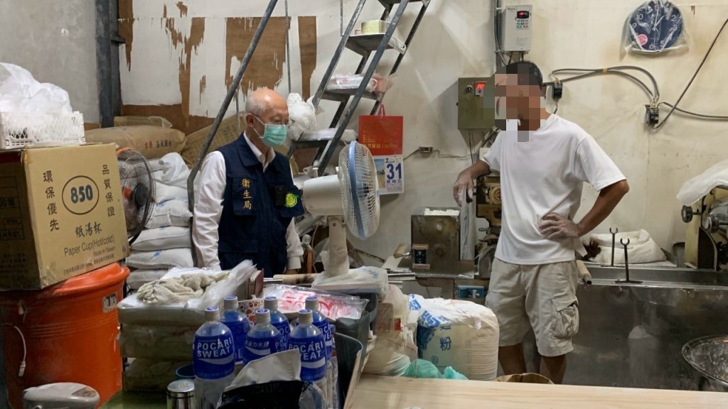 陽春麵驗出苯甲酸！高雄2製麵店遭突襲　蜘蛛網、地下水等缺失全曝光