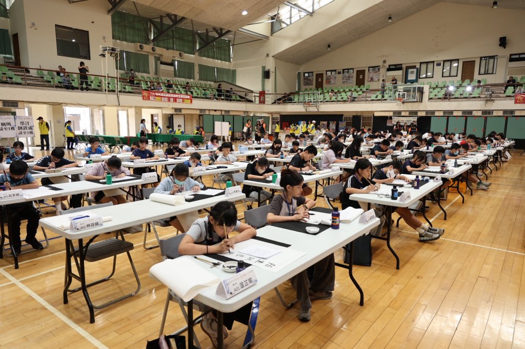 青春少年揮毫傳法治　南投暑期書法賽複賽85名學子同場競藝