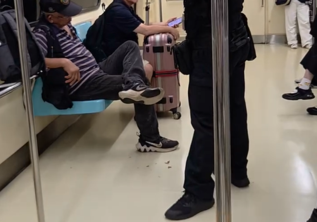 影／保全勸阻照樣咬！阿伯車廂內「嚼檳榔還吐滿地」　北捷：依大眾捷運法開罰