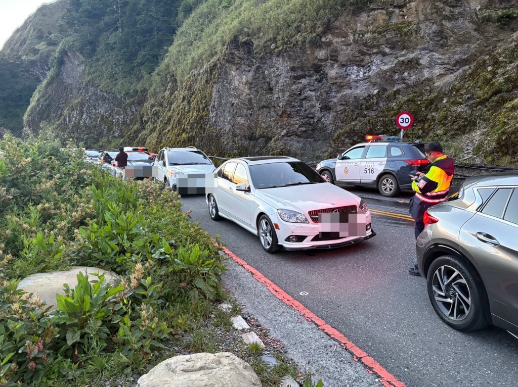 武嶺違停影響交通　仁愛警清晨取締18件籲勿占用山區道路