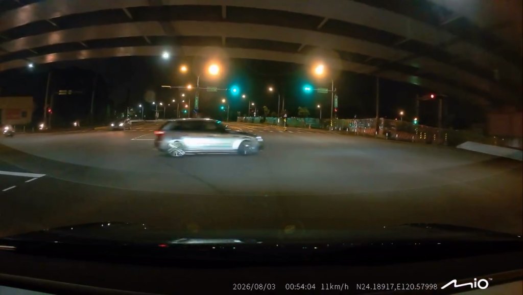 影／深夜炫技‪？台中誇張車主「多個路口甩尾燒胎」狂轉大風車　民眾目擊全看傻
