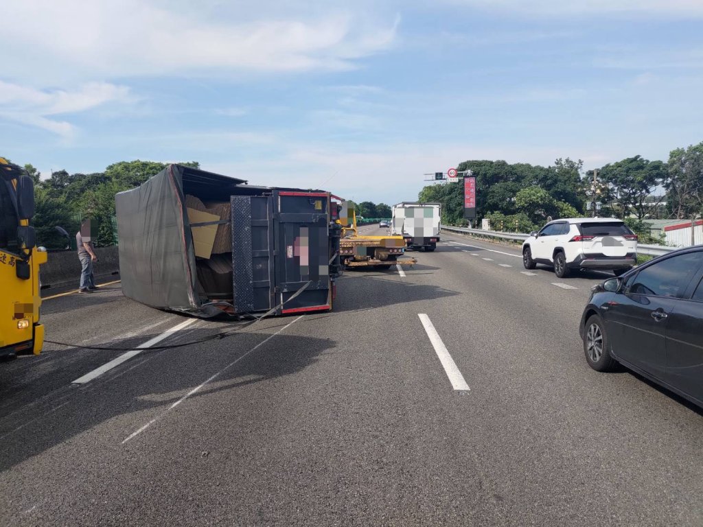 國道3號大溪路段貨車翻覆！　車流一度回堵9公里