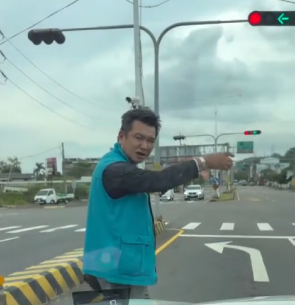 霧峰機車騎士逼車！拿安全帽攔車嗆聲　自小客車駕駛：「帥完是不是要付出點代價？」　