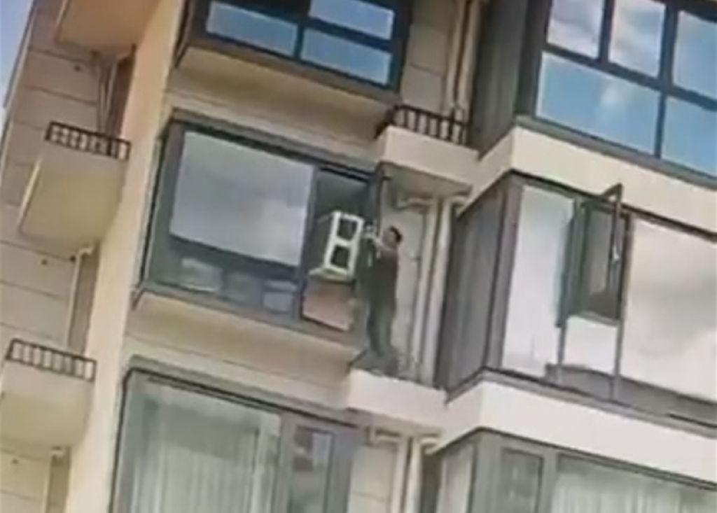 影／沒繫安全繩！高樓安裝冷氣「室外機滑落」　陸工人遭重拉一同墜落影片瘋傳