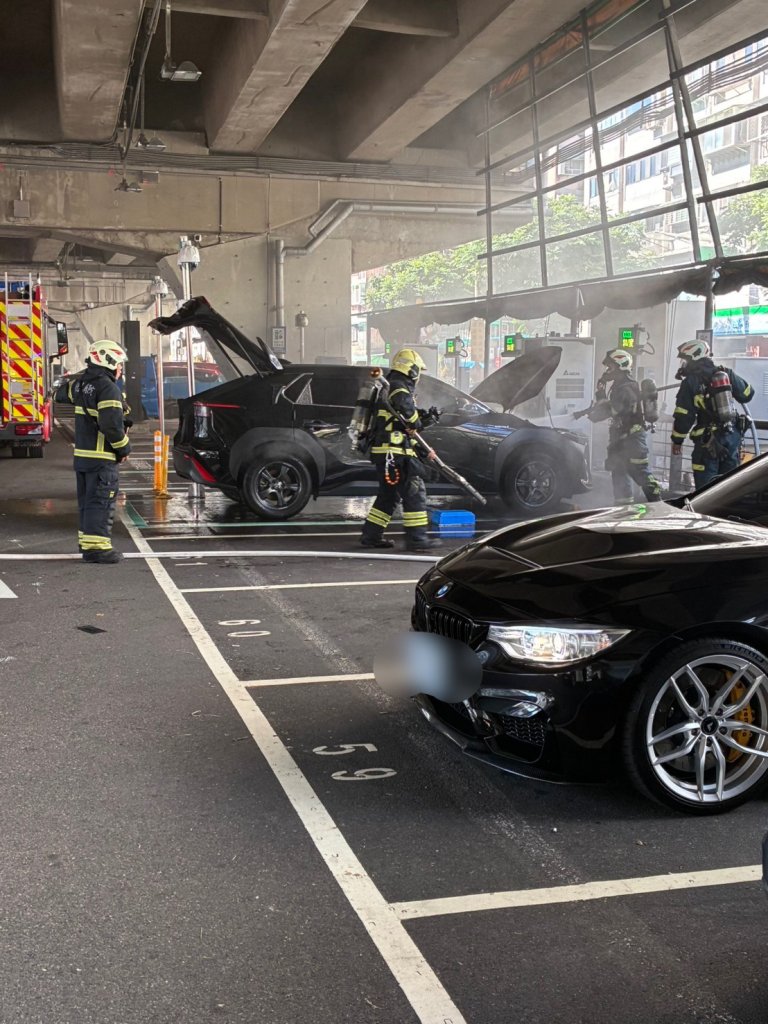電動車充電突冒煙！　消防隊員灑水降溫