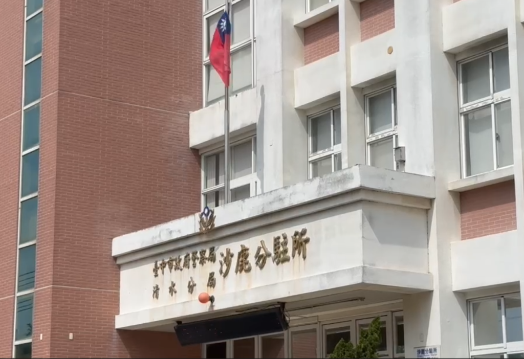 台中沙鹿父子衝突！兒子持刀作勢傷害　父親不慎撞家具摔倒受傷