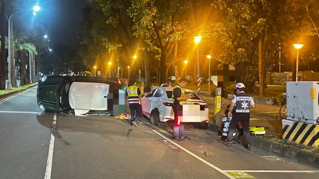 MINI Cooper突失控！35歲女擦撞路邊轎車　整輛「四輪朝天」翻覆