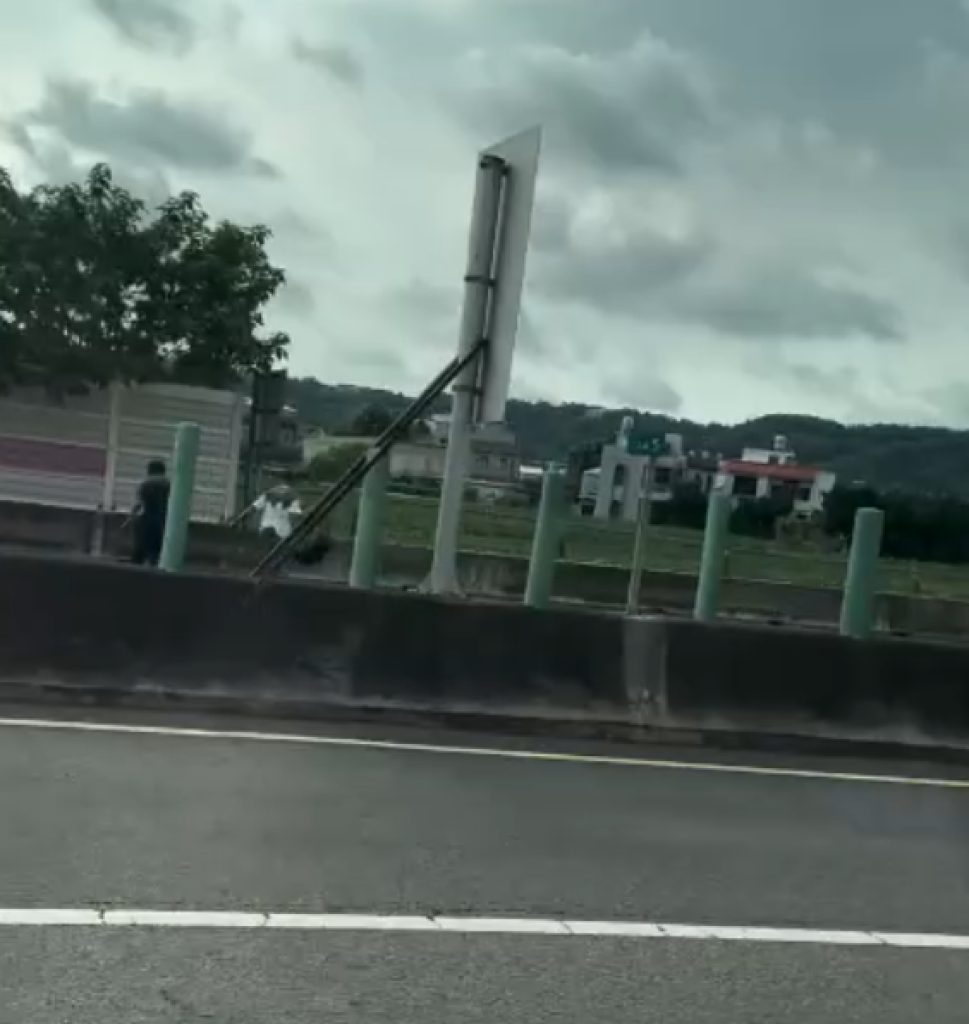 移工撞車落跑！　國道苗栗路段小客車自撞護欄駕乘客棄車逃逸
