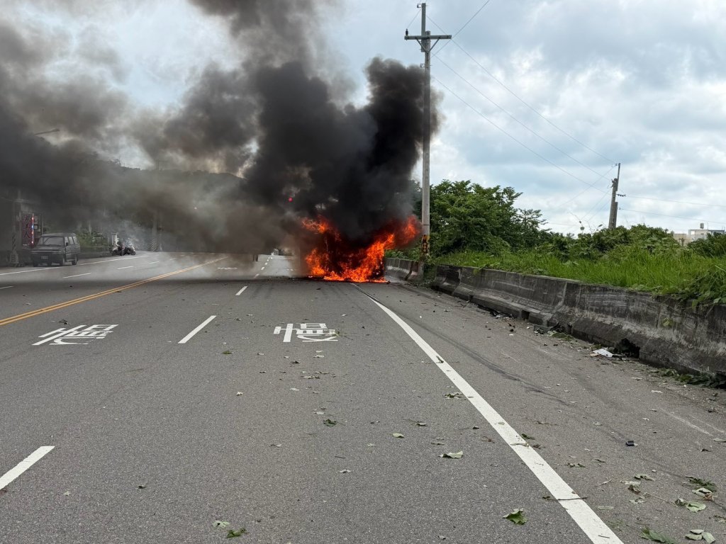 苗栗火燒車一人死亡！ 　自撞護欄起火駕駛受困車內逃生不及燒成焦屍