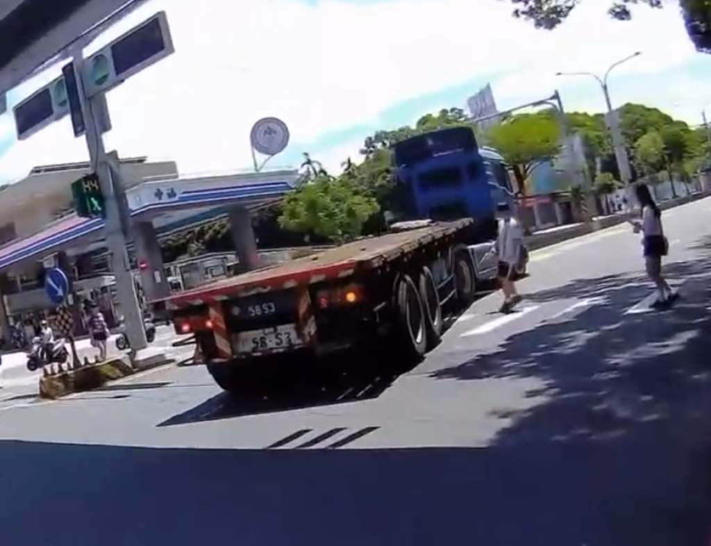 桃園行人地獄！　拖板車轉彎未禮讓行人險釀禍 