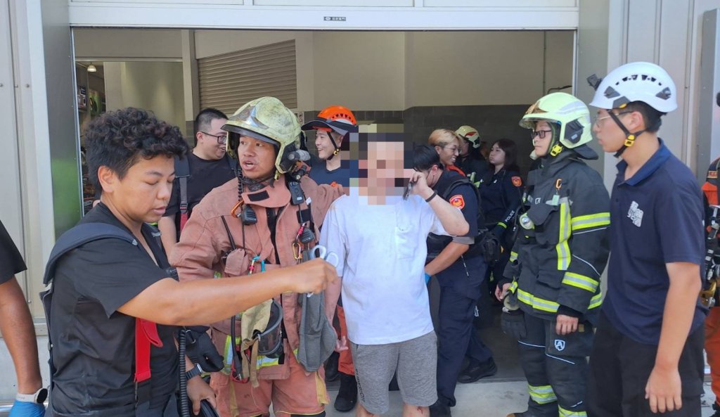 新莊好市多員工持刀闖頂樓！　警消救下強制送醫