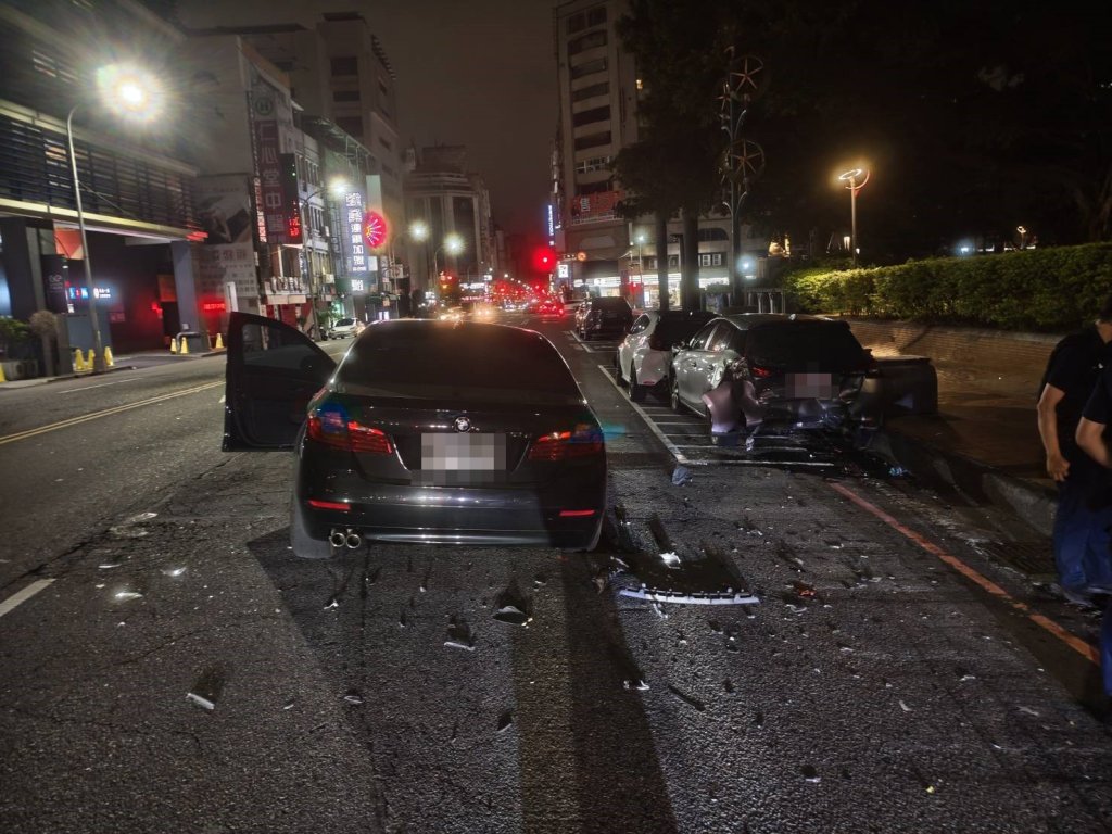 台中酒駕肇事！　自小客車撞路旁水泥柱及4輛車