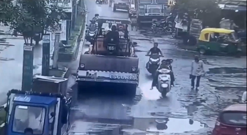 影／雨天機車3貼打滑！印度19歲少女摔倒　慘遭「壓路機當場輾斃」影片瘋傳