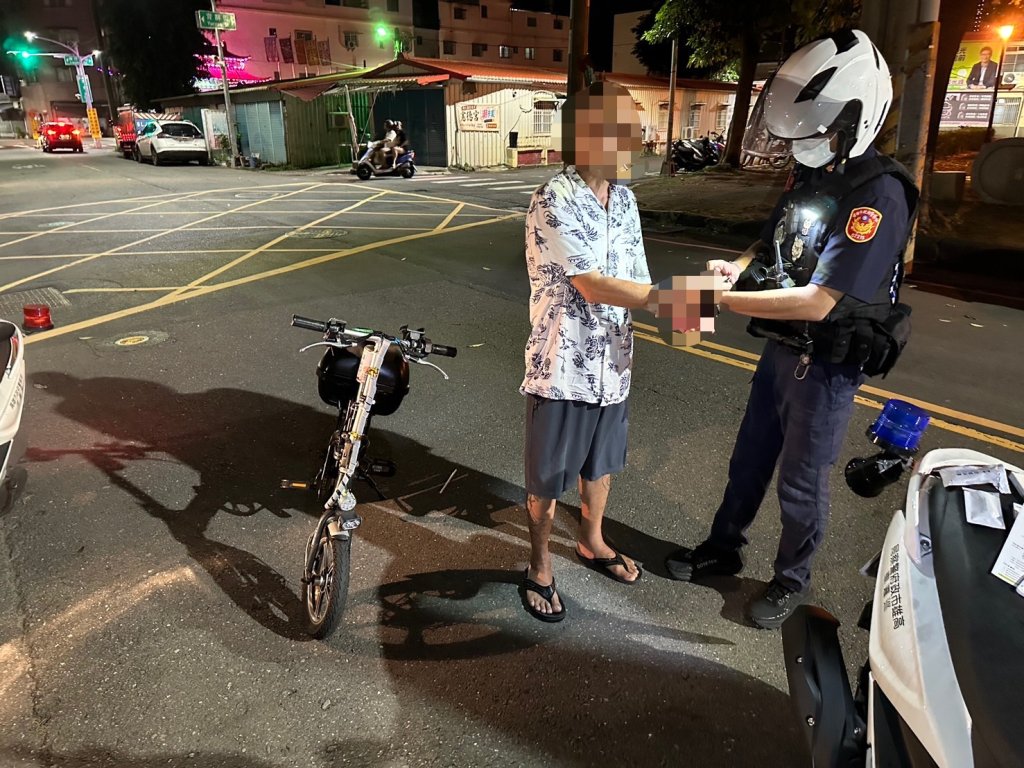 蛇行露餡！老翁騎電輔車喊肚子痛想落跑　警一摸口袋揪出海洛因
