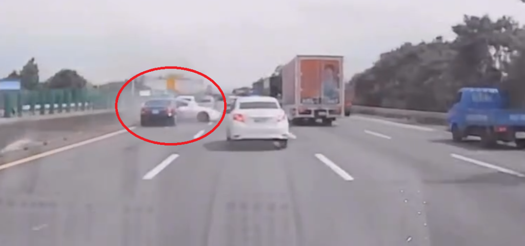 國道3號賓士追撞特斯拉！　疑變換車道不慎未保持安全距離釀禍