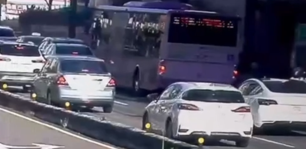 北市公車司機疑似毒駕！與轎車擦撞互嗆　兩車駕駛毒品快篩都陽性