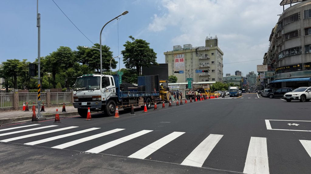 直擊／早不修晚不修！高雄台鐵機廠樂園開幕前狂鋪路　居民怒轟：臨時抱佛腳