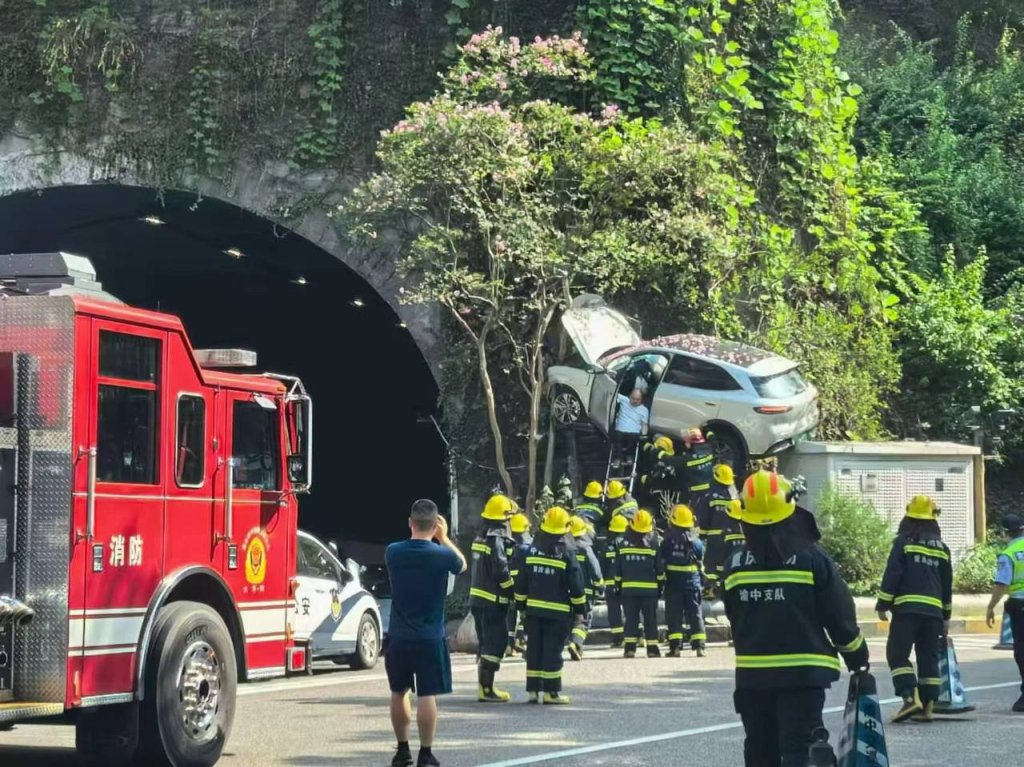 影／重慶離奇撞隧道車禍！SUV「卡半空」2人受困　後方行車紀錄器拍下飛天過程