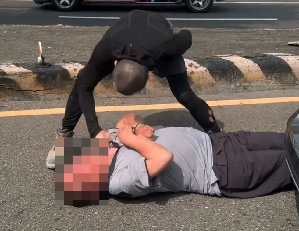 影／台中疑行車糾紛大街打架！阿伯動手反遭打趴在地「耳鼻出血」　駕駛嗆：拿刀？去你X逼