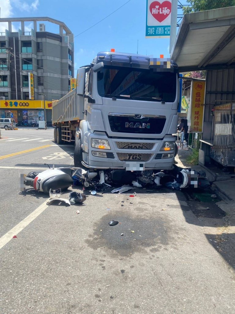 大園連環車禍！小貨車轉彎與砂石車相撞　砂石車再撞停等紅燈機車路邊停車