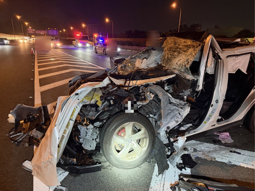 國1彰化段凌晨3車連環撞！白車車頭幾乎全毀　3駕駛受傷