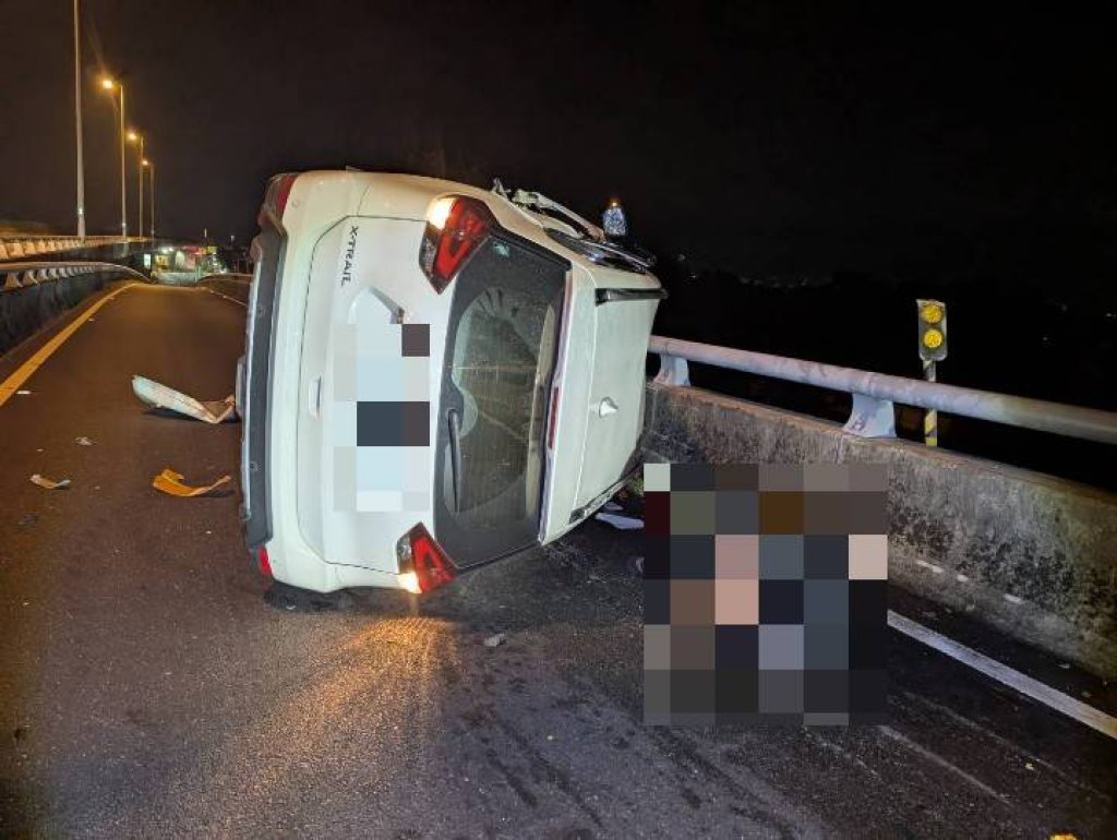 國道4號神岡段凌晨驚險自撞！25歲男撞護欄車輛側翻　酒測超標送辦