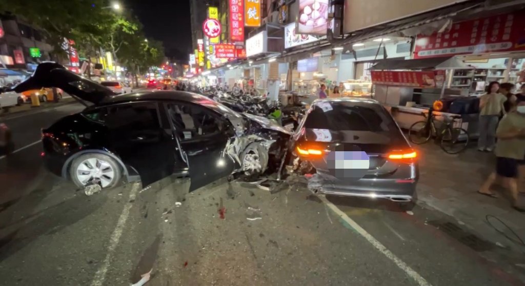 快訊／高雄光華夜市嚴重車禍！「特斯拉失控」12車慘受害　1騎士遭變電箱壓傷