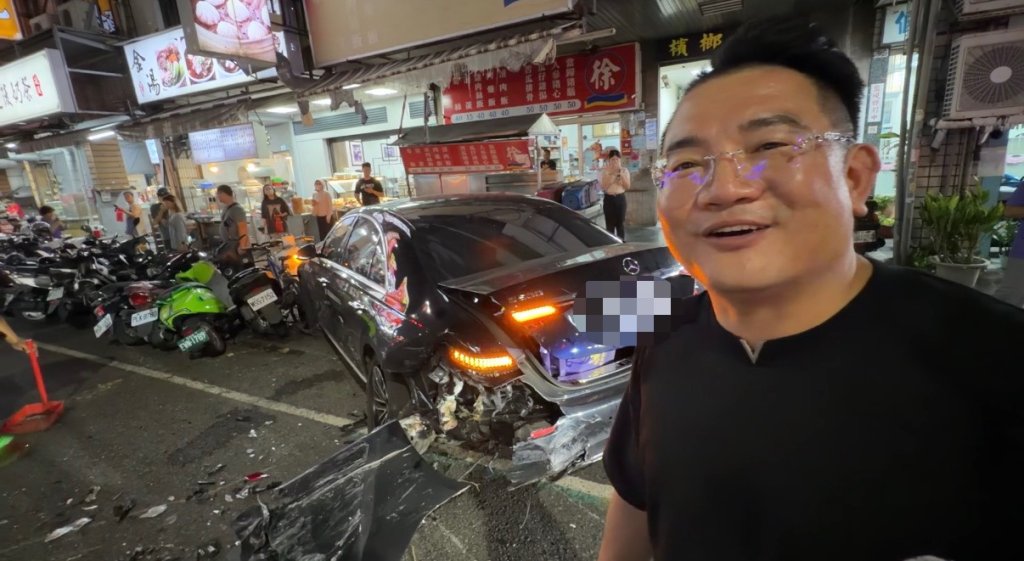 獨／特斯拉失控撞進光華夜市！教育基金會董座愛車毀　驚喊「幸好撞我的車」