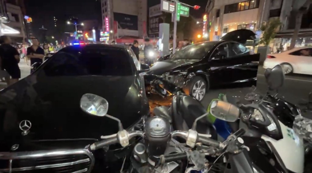 踩煞車沒反應！特斯拉失控釀12車遭殃　駕駛驚曝：無法控制、車上有2小孩
