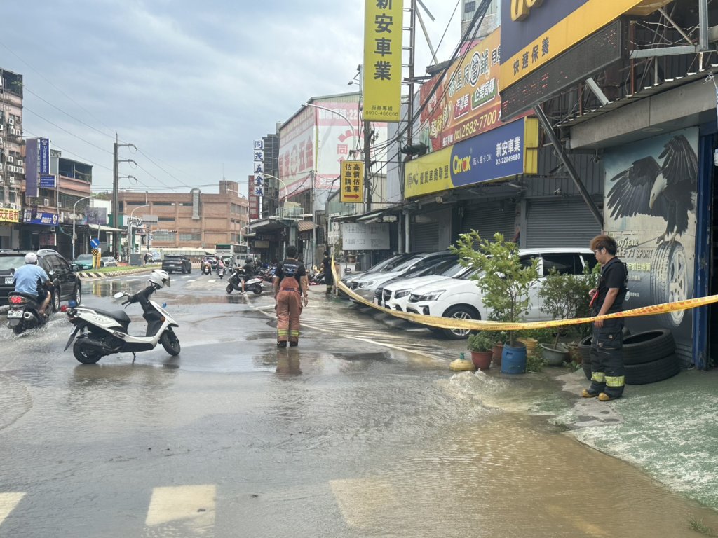 新莊水管破裂路面淹水！　員警到場交管