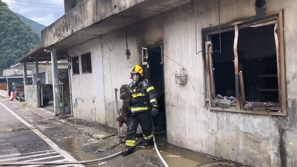 南澳民宅火警火勢兇猛濃煙沖天！　兩名孩童自行逃生消防隊員救出受困黑狗