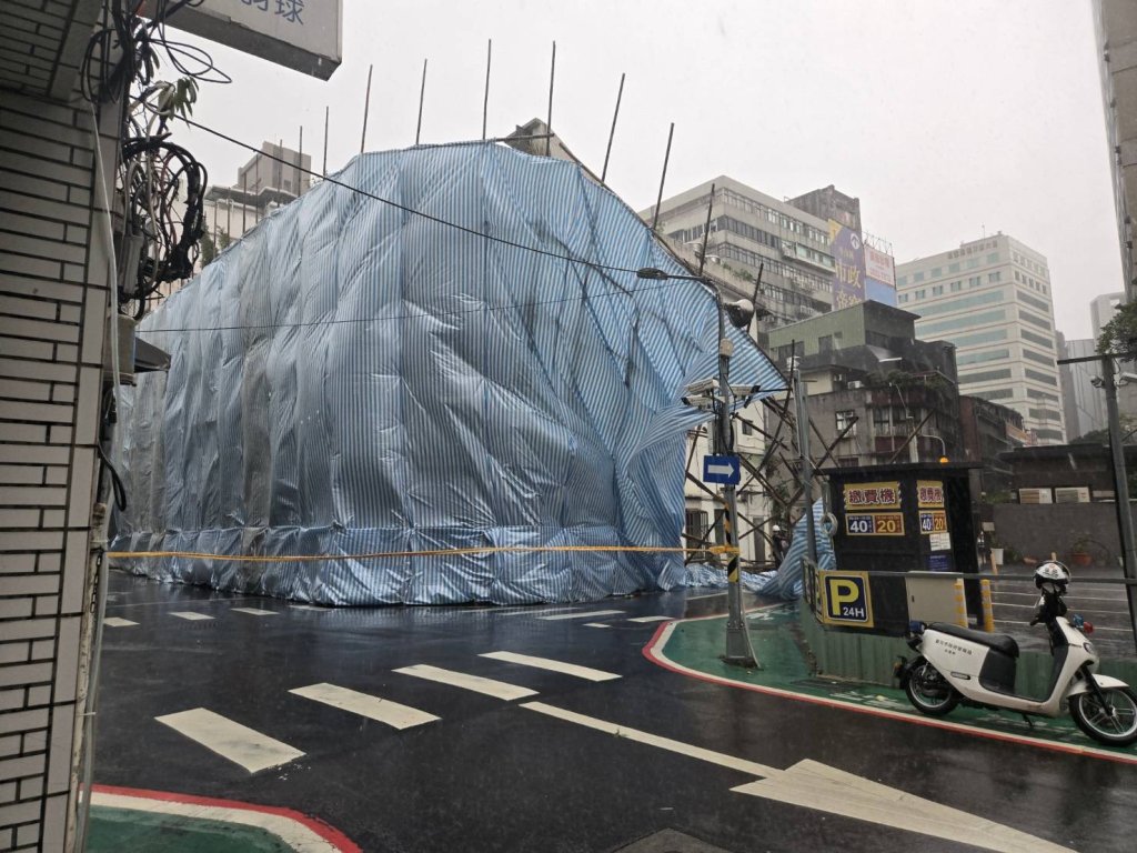 「白海豚」強風釀災！　北市工地鷹架被吹垮路人滑倒兩人受傷
