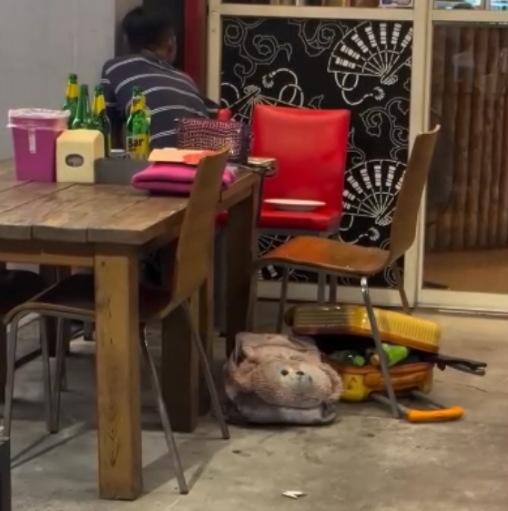 和女友吵架喝悶酒喝茫！　男子餐館內湯匙敲牆點火亮刀遭警管束