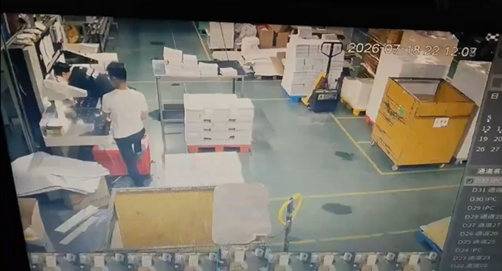 影／驚悚工安意外！切紙機突卡紙「工人伸雙手欲拉出」　下秒雙手慘遭切斷