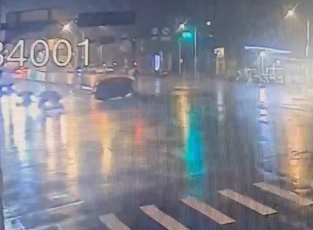撞擊畫面曝光！桃園男子駕車撞分隔島翻覆棄車落跑　警方開罰查辦