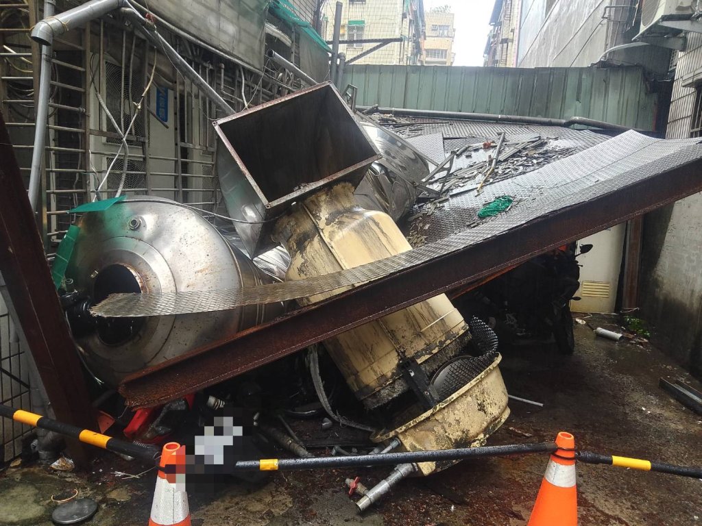 蘆洲水塔雨遮掉落！　砸毀5車幸無人受傷