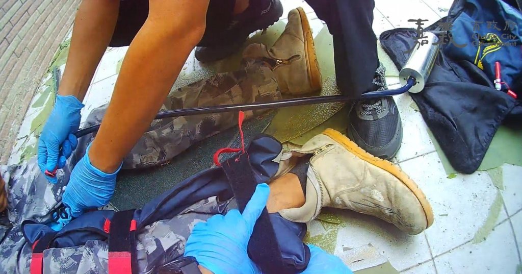 倒楣媽幫倒楣開門！嘉義男採光罩施工「二度踩破慘摔」送醫