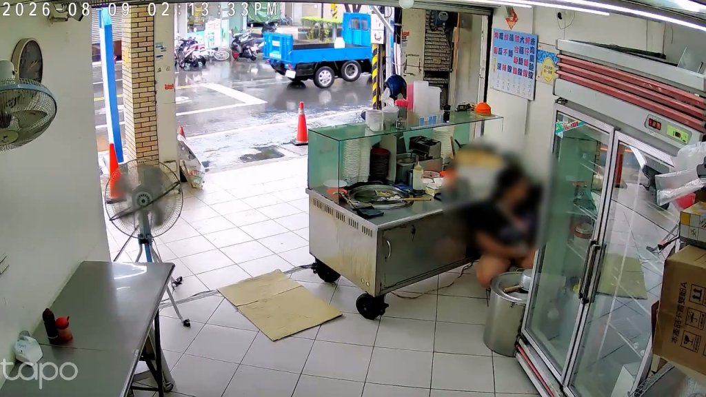 影／監視器全拍下！女趁無人「溜進麵線店」蹲著偷現金　新竹店家發文警示