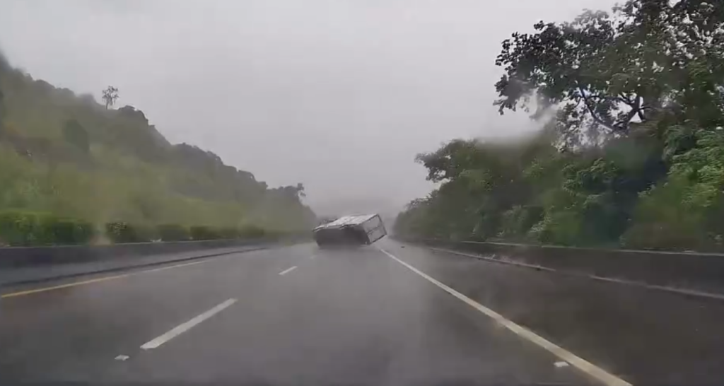 國道1號小貨車打水漂翻覆！　駕駛受傷送醫