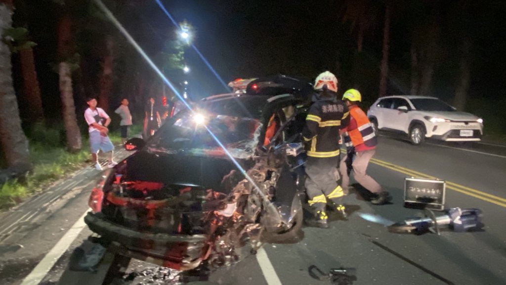 澎湖車禍祖孫受困車內！自撞燈桿車撞爛　消防隊員救出送醫