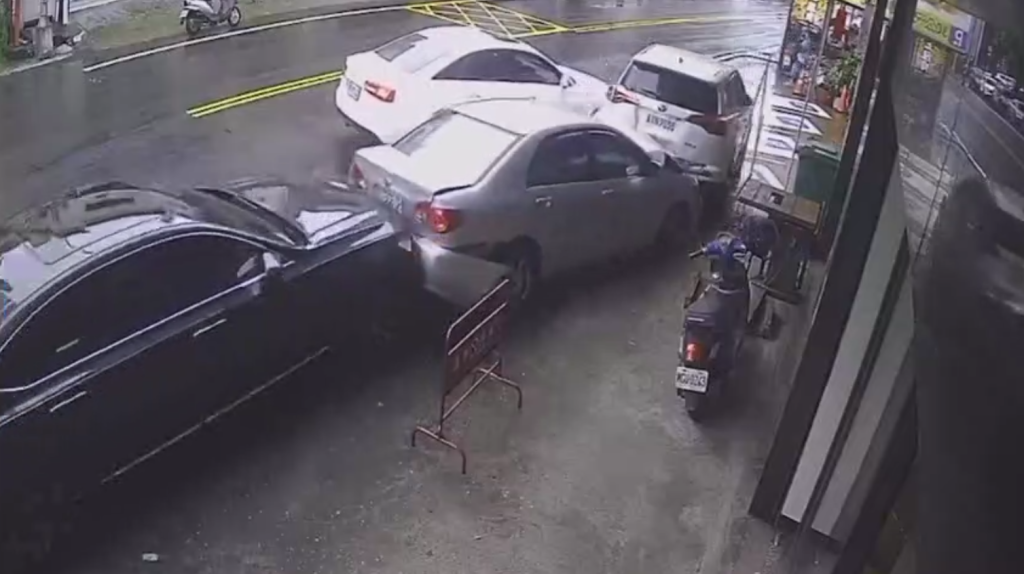 苗栗83歲翁駕車闖禍！　追撞3車1輛衝進餐廳嚇壞民眾